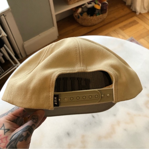 NEW HUF Beige and Cream Collegiate Embroidered Logo Hat - Picture 3 of 4